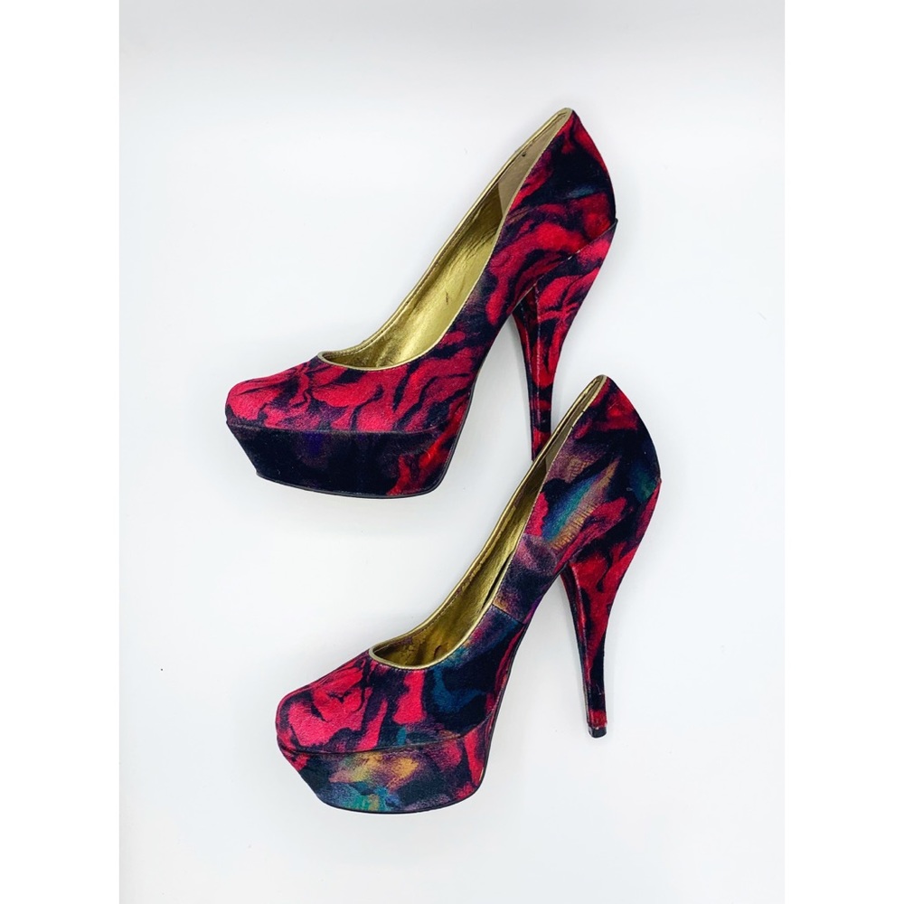 Nine West Piggy Platform Pump